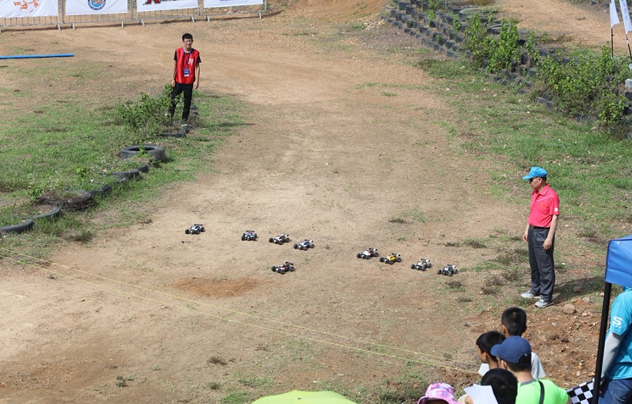 車輛擺好出發的陣形