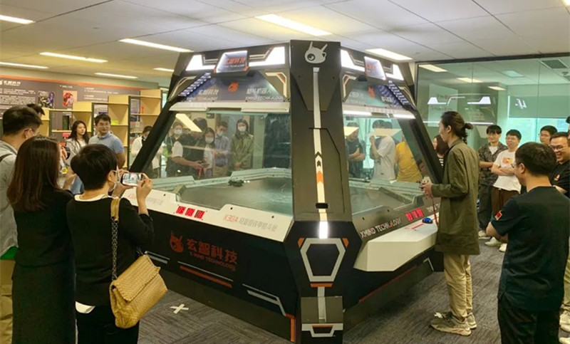 玄智科技同事在新辦公場所，展示了輕量級格斗機器人表演